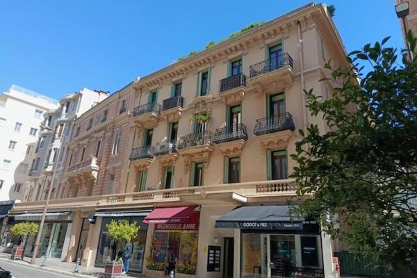 L'Ambassador - Boulevard des Moulins